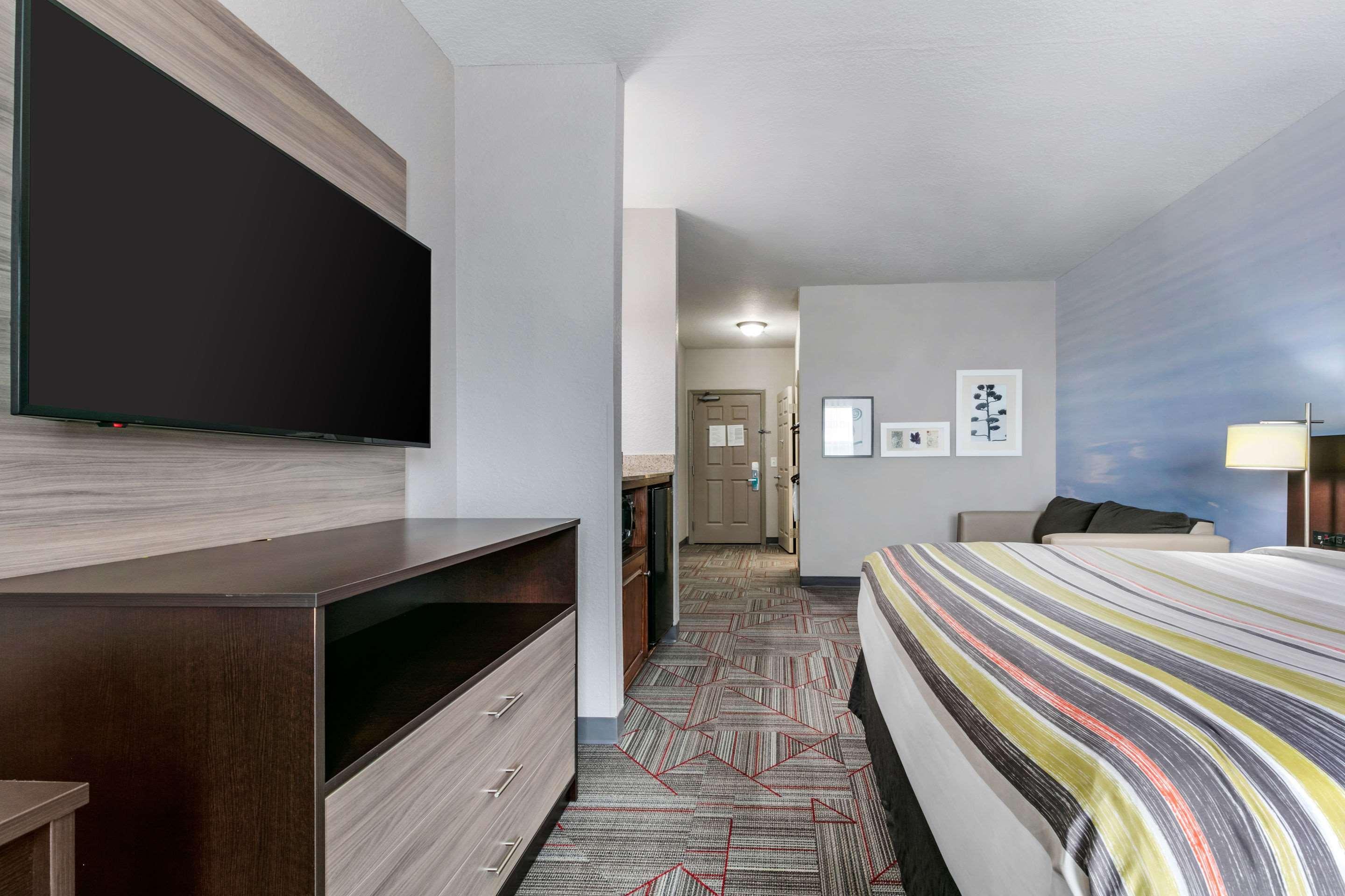 Отель Clarion Pointe Columbus-Bradley Park Экстерьер фото