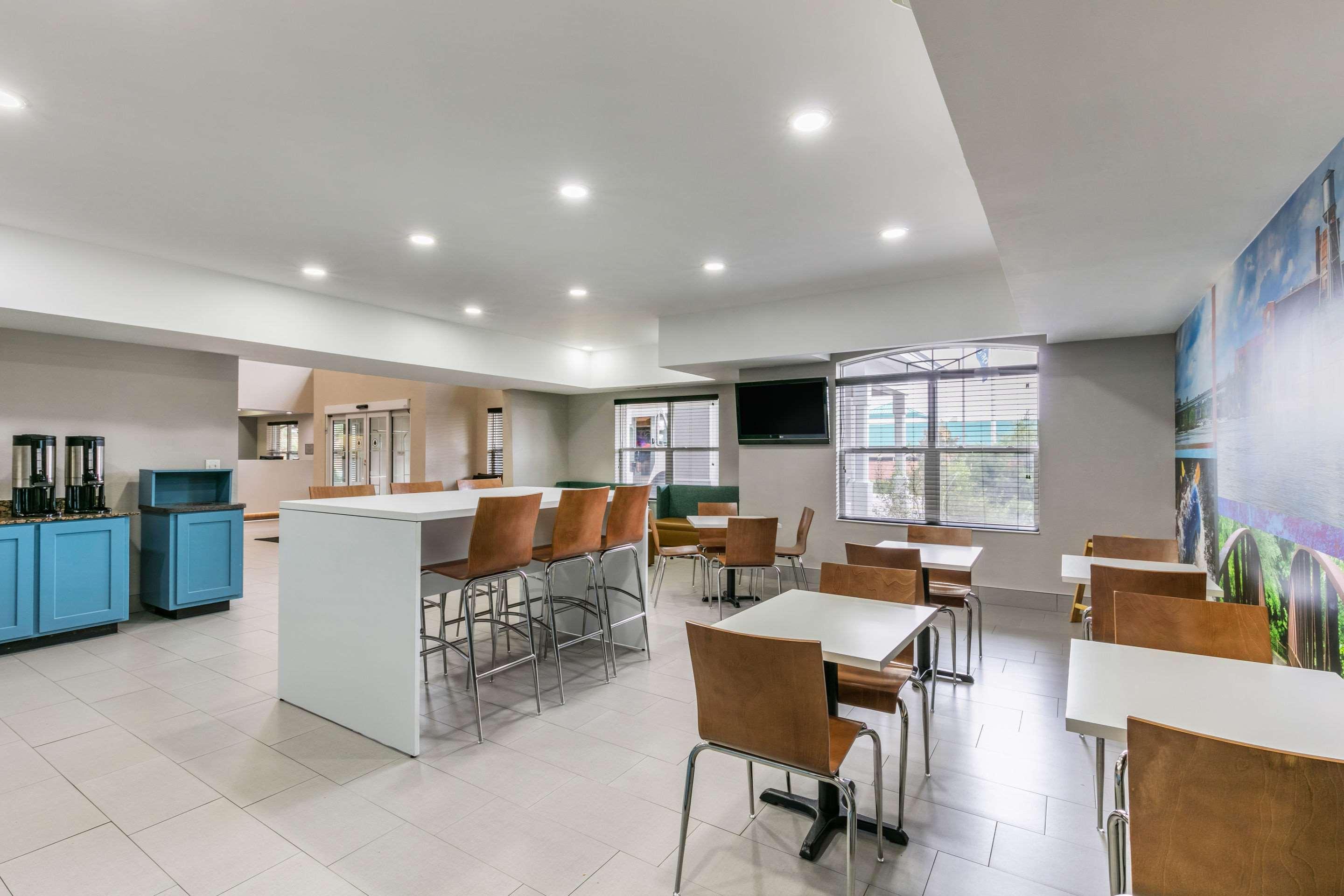 Отель Clarion Pointe Columbus-Bradley Park Экстерьер фото
