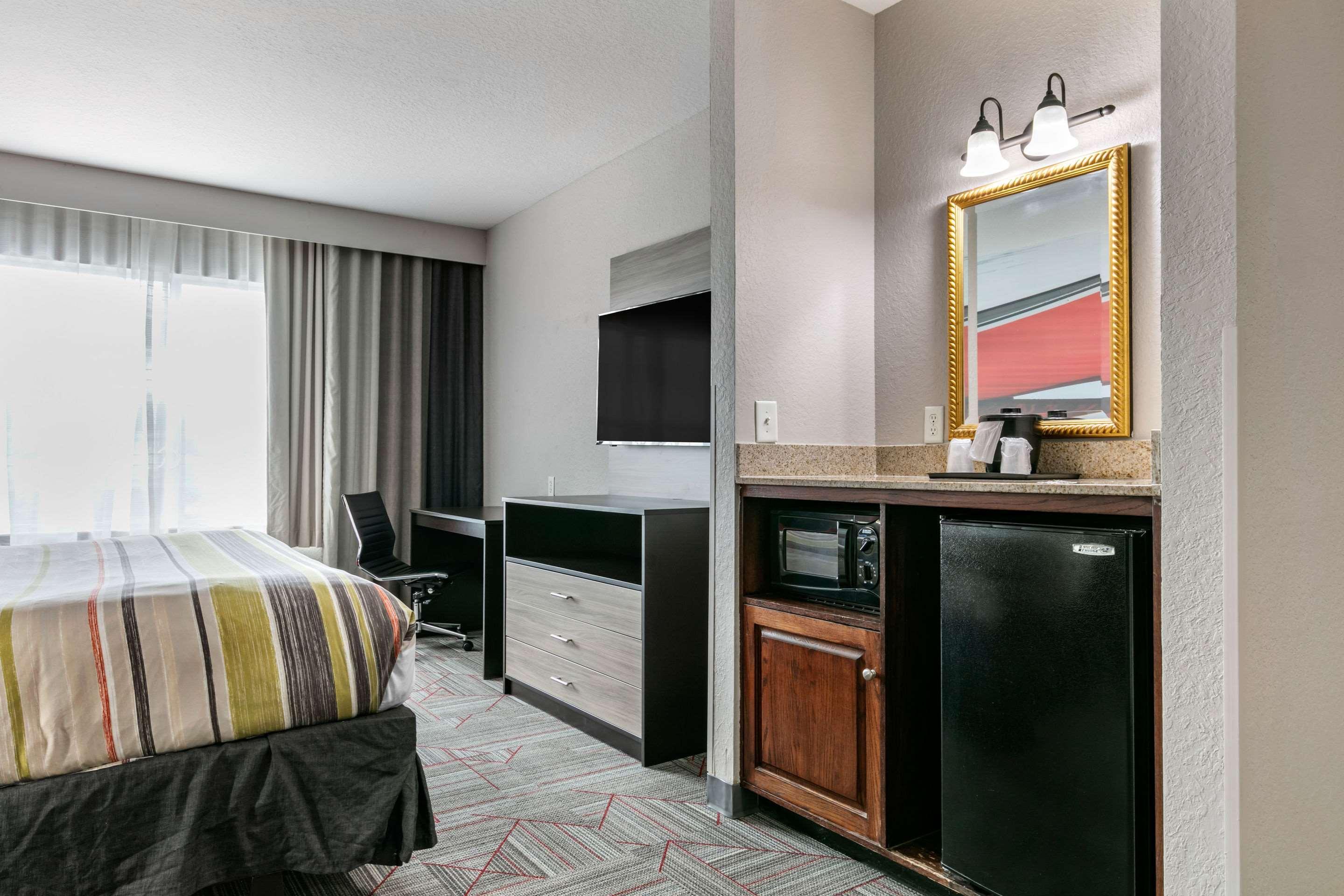 Отель Clarion Pointe Columbus-Bradley Park Экстерьер фото