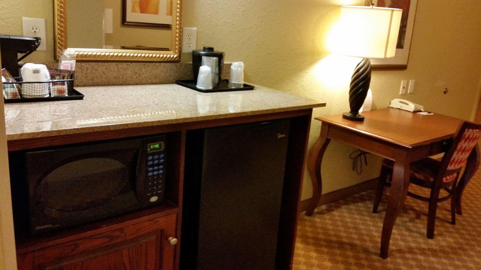 Отель Clarion Pointe Columbus-Bradley Park Экстерьер фото