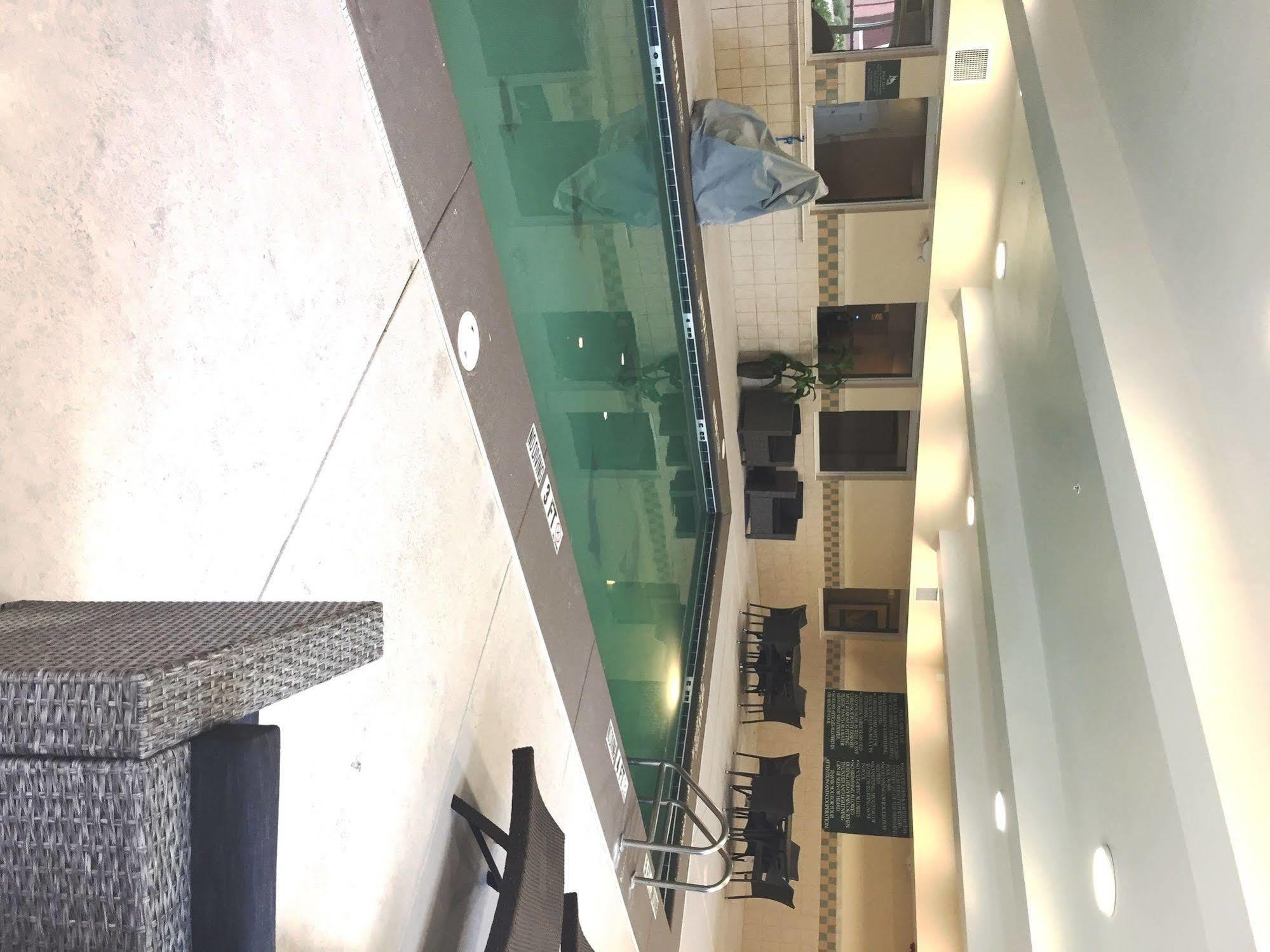 Отель Clarion Pointe Columbus-Bradley Park Экстерьер фото