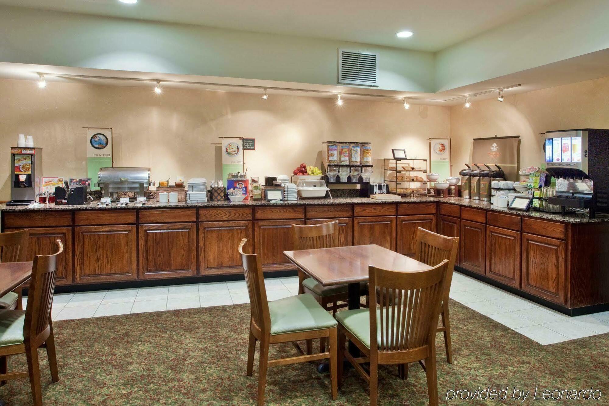 Отель Clarion Pointe Columbus-Bradley Park Экстерьер фото