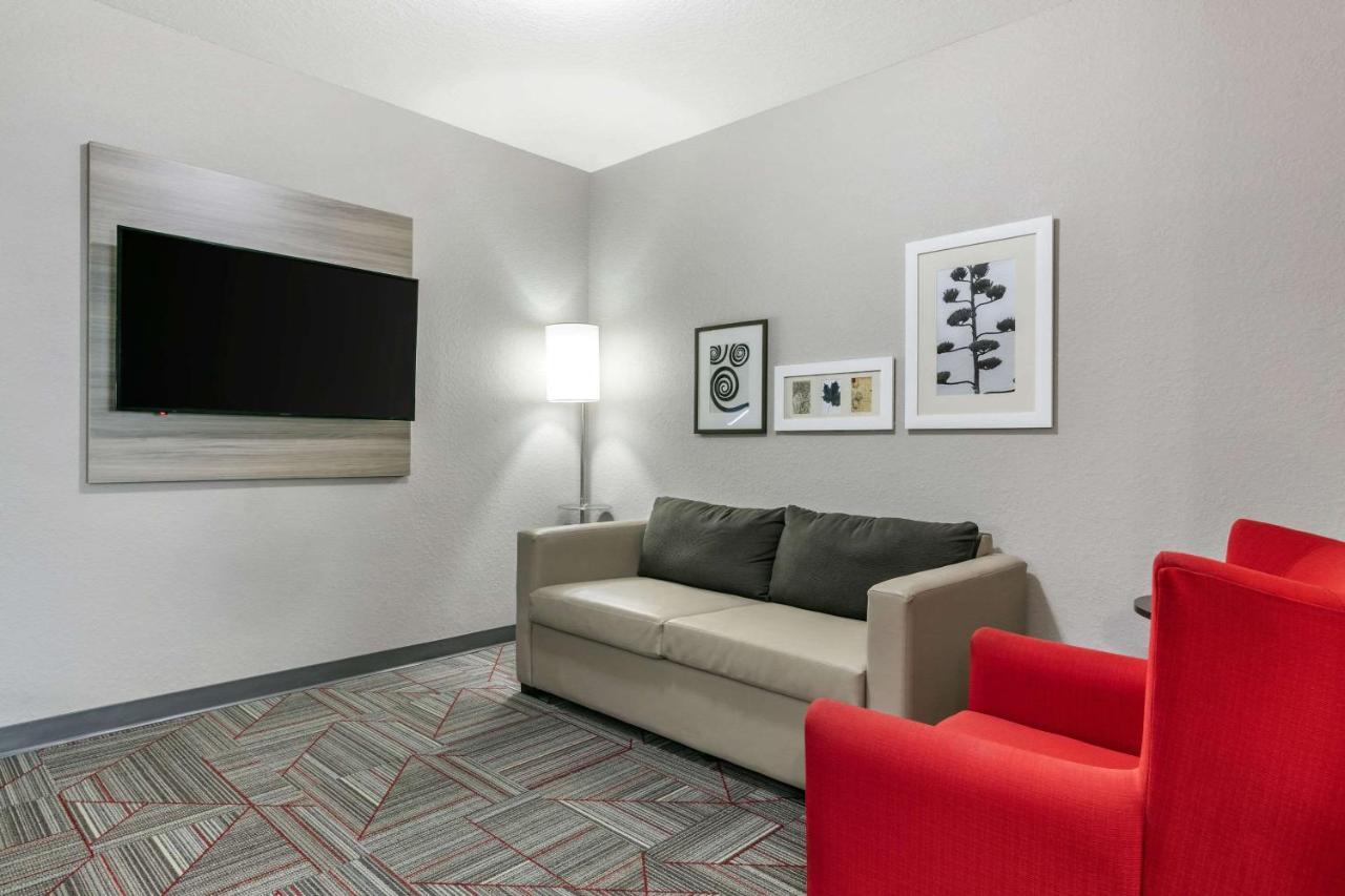 Отель Clarion Pointe Columbus-Bradley Park Экстерьер фото